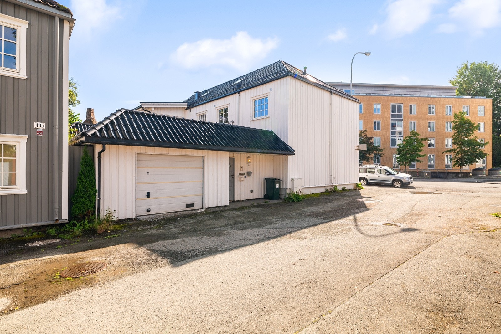 Det medfølger egen garasje til leiligheten med elbillader, i tillegg disponerer borettslaget 2 oppstillingsplasser langs en privat sidevei. Galleribilde