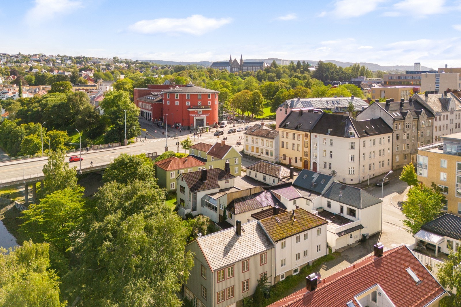 På Øya er det meget gode bussforbindelser og gangavstand til studentersamfundet, st. Olavs, NTNU Gløshaugen og Handelshøyskolen. Galleribilde