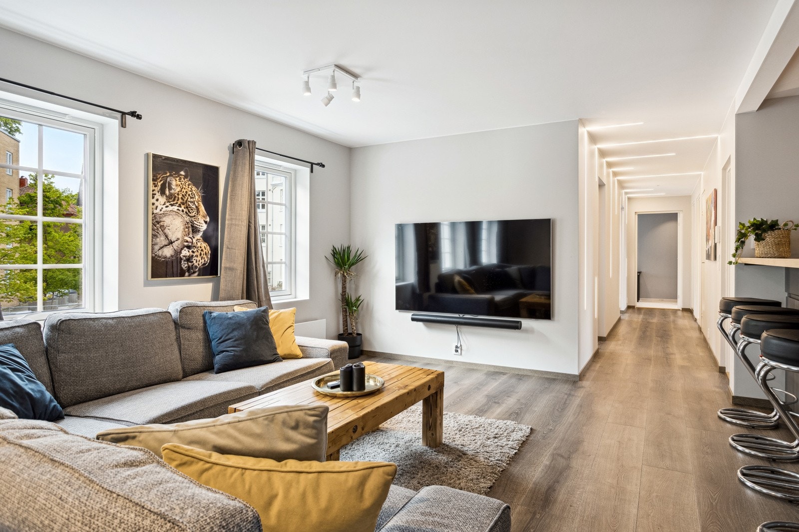 Rommet oppleves som lyst og luftig som følge av store vindusflater og behagelige fargevalg. Galleribilde