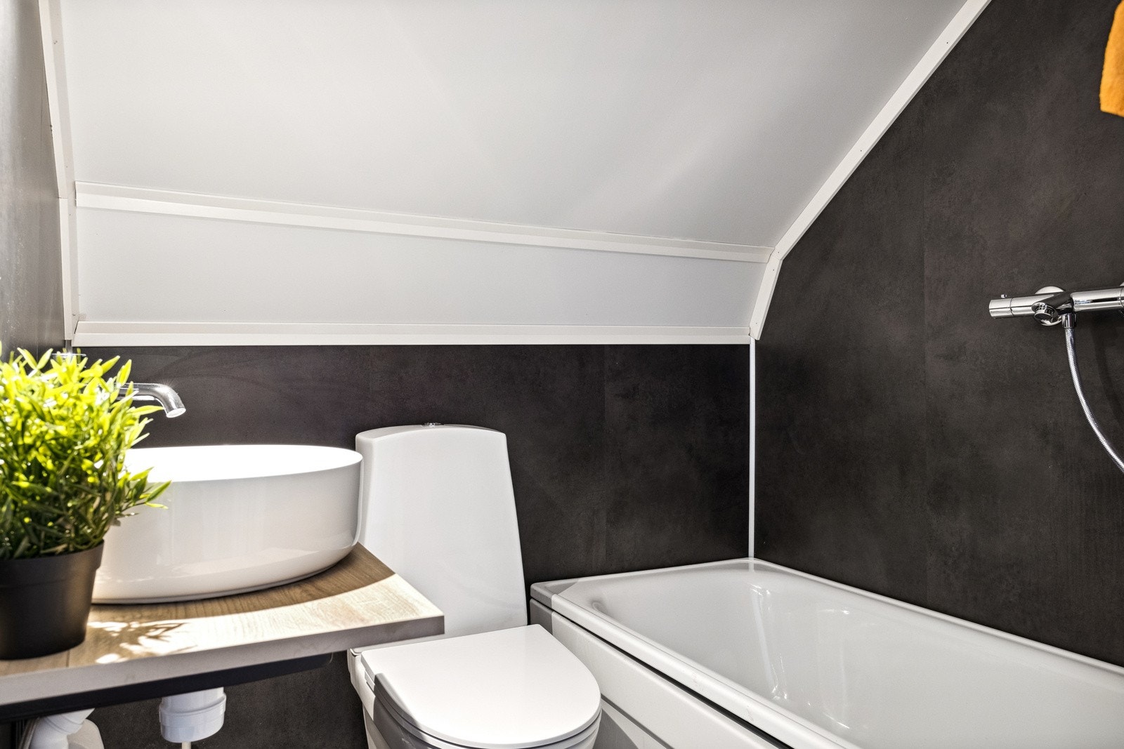 Badet på loft (2005) er utstyrt med badekar, servant og toalett. Behagelig gulvvarme. Galleribilde