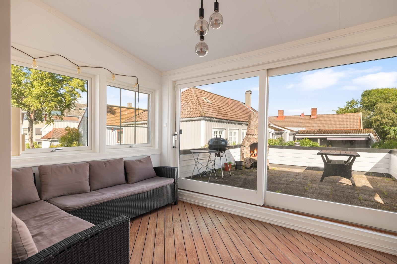 Hyggelig vinterhage på 11 kvm med herlig gulvvarme. Vinterhagen er perfekt å nyte året rundt, samtidig som man holder seg komfortabel innendørs. Her er det direkte utgang til takterrassen. Galleribilde