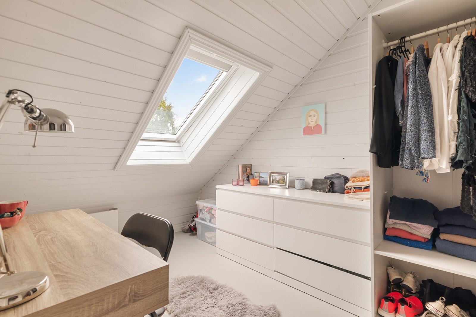 Godt lysinnslipp fra takvinduene. Galleribilde