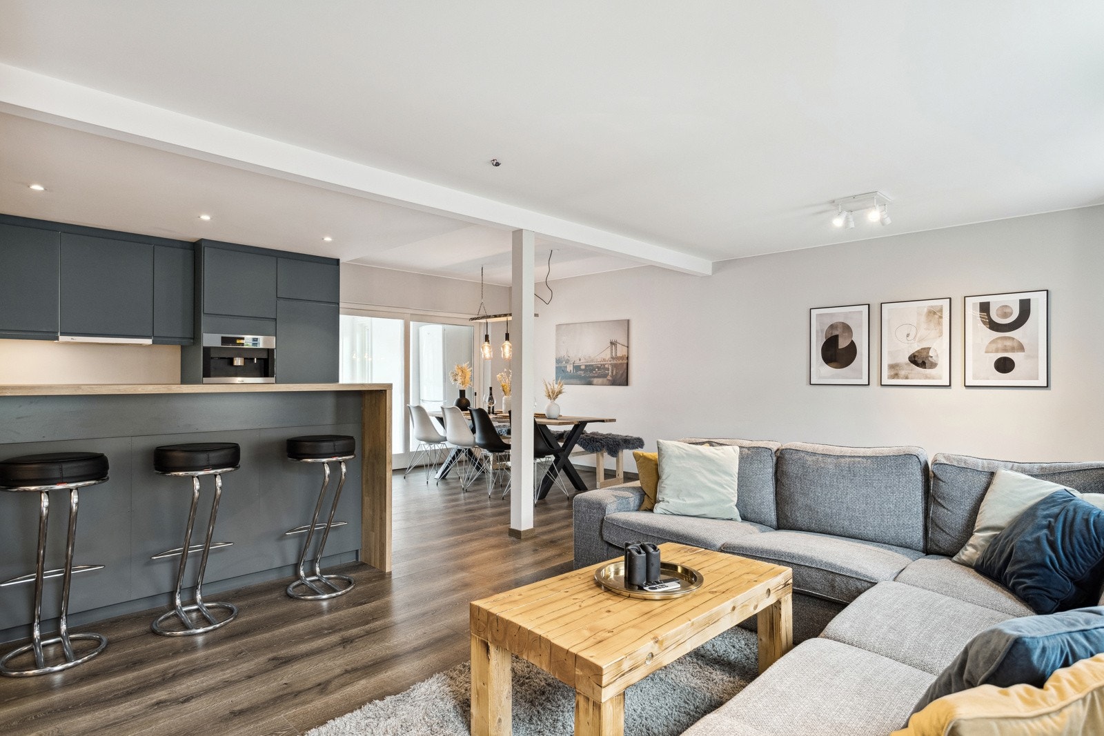 I hovedetasjen har man en åpen stue- og kjøkkenløsning på gode 43,5 kvm som inviterer til samvær. Galleribilde