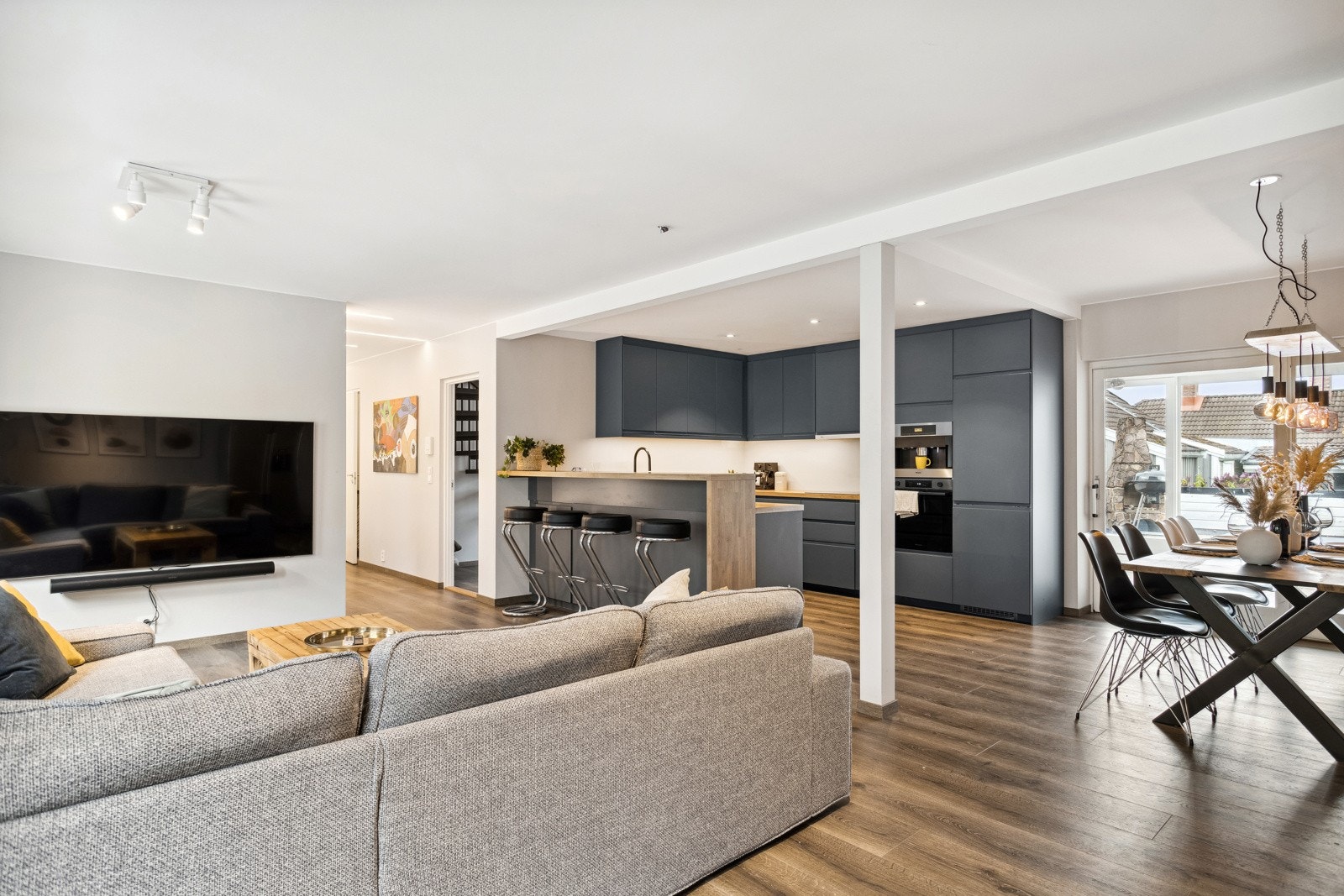 Proaktiv Eiendomsmegling ved Eirik Døsen har gleden av å presentere en svært innholdsrik bolig over 3 plan i en ærverdig bygård. Galleribilde