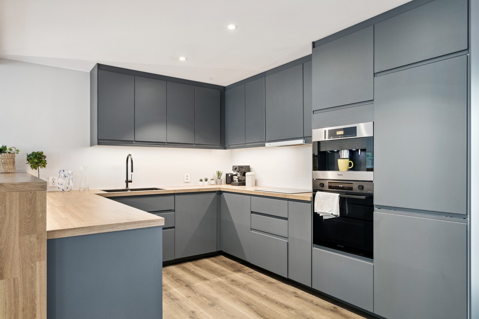 Stilig kjøkken fra 2022-2023 med god plass til matlaging og rikelig med oppbevaringsplass i skuffer og skap. Galleribilde