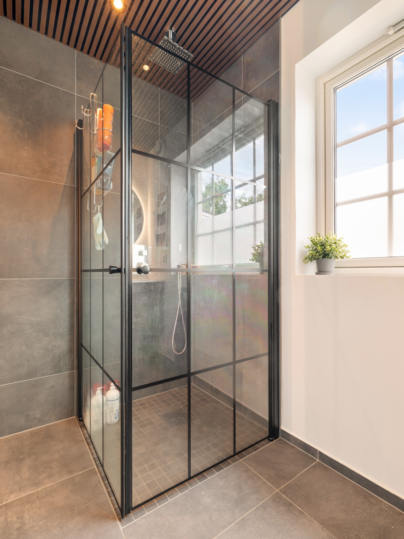 Praktisk dusjhjørne med innfellbare glassdører. Behagelig gulvvarme. Galleribilde