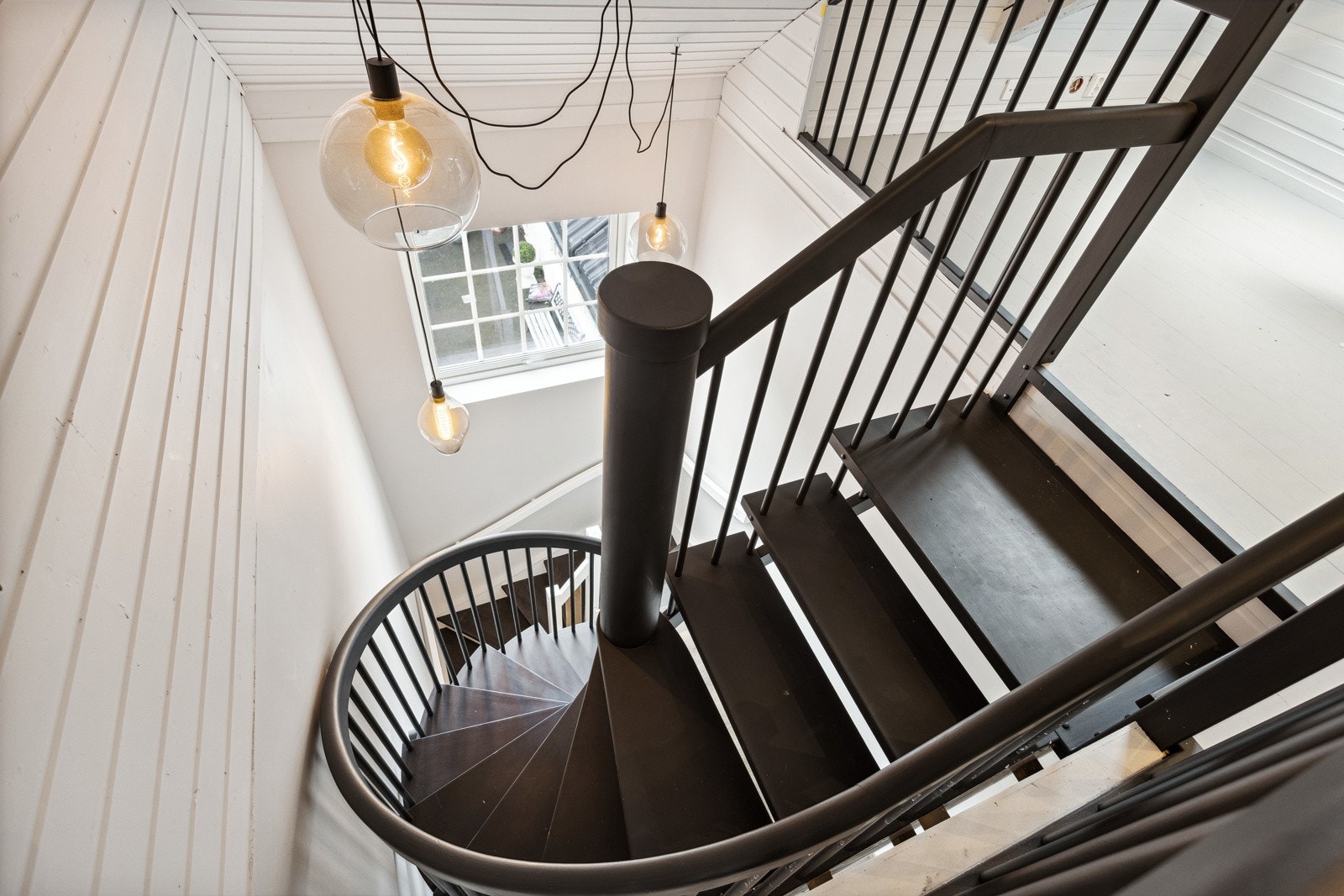 Den flotte trappa fører opp til loftsetasjen med gang, 2 soverom og bad. Galleribilde