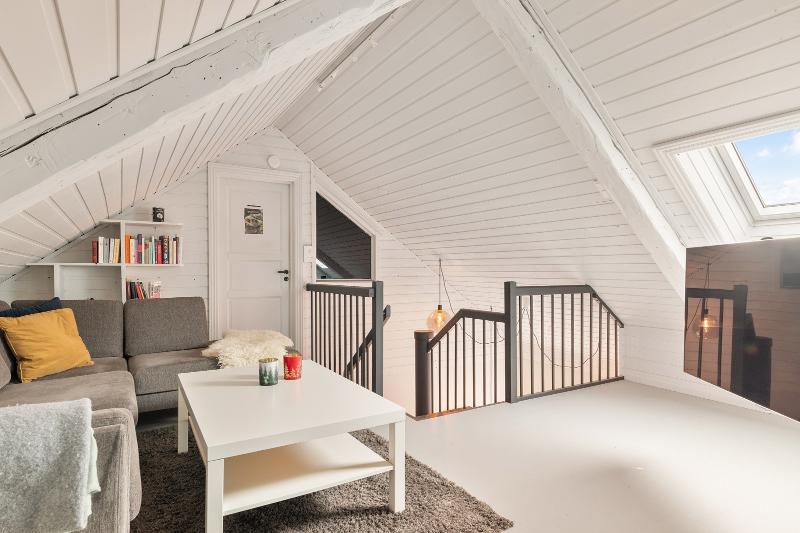 Gangen er innredet til en sjarmerende loftstue. Rommet er bemerket som disponibelt rom i omsøkte tegninger. Galleribilde