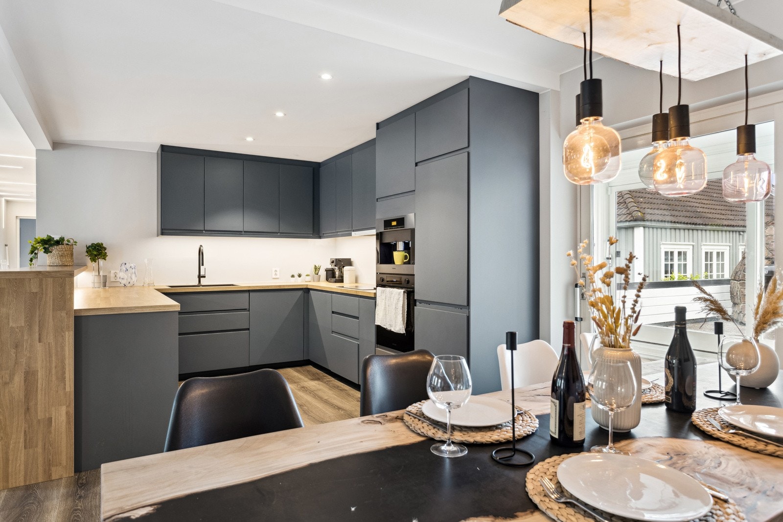 I tilknytning til kjøkkenet vil det være naturlig å innrede med en hyggelig spisegruppe som gjør matlagingen sosial. Galleribilde