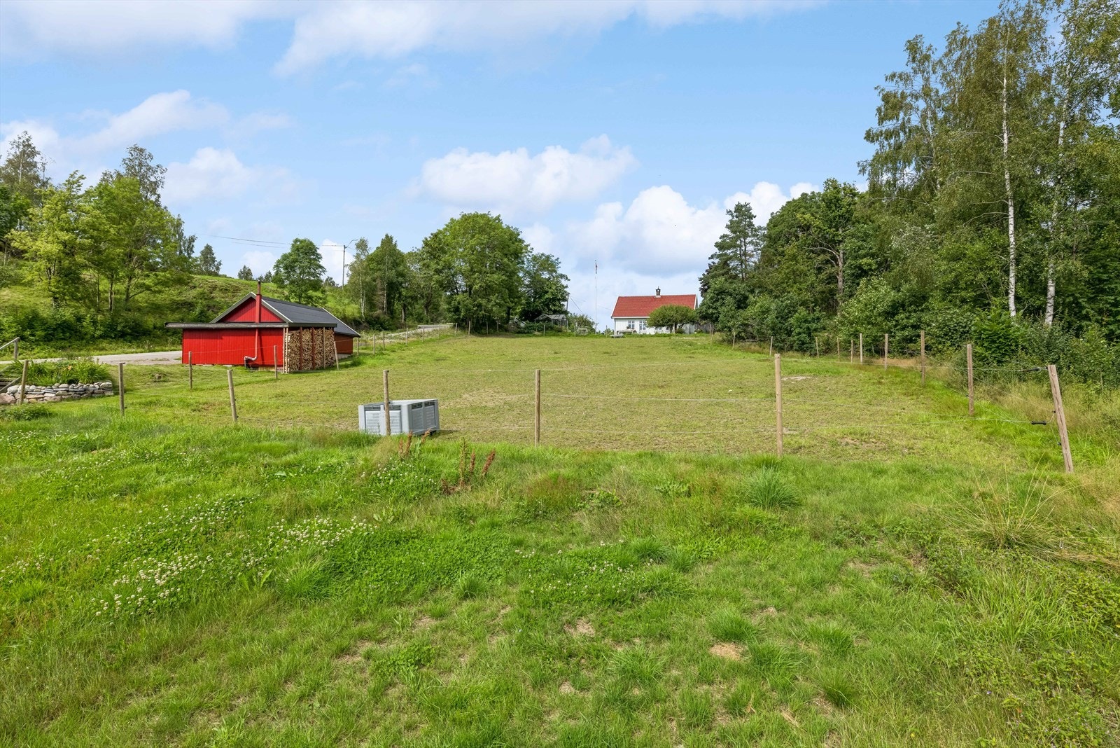 Tomten er meget godt egnet for dyrehold; her kan dere for eksempel ha hester, geiter, ender og høner eller ønsker dere å drive med sauer. Galleribilde