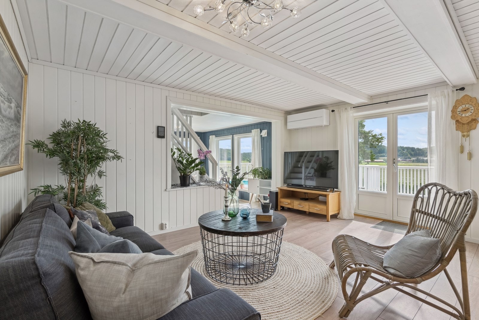 Herfra er det utgang fra stue til en stor solrik terrasse. Galleribilde