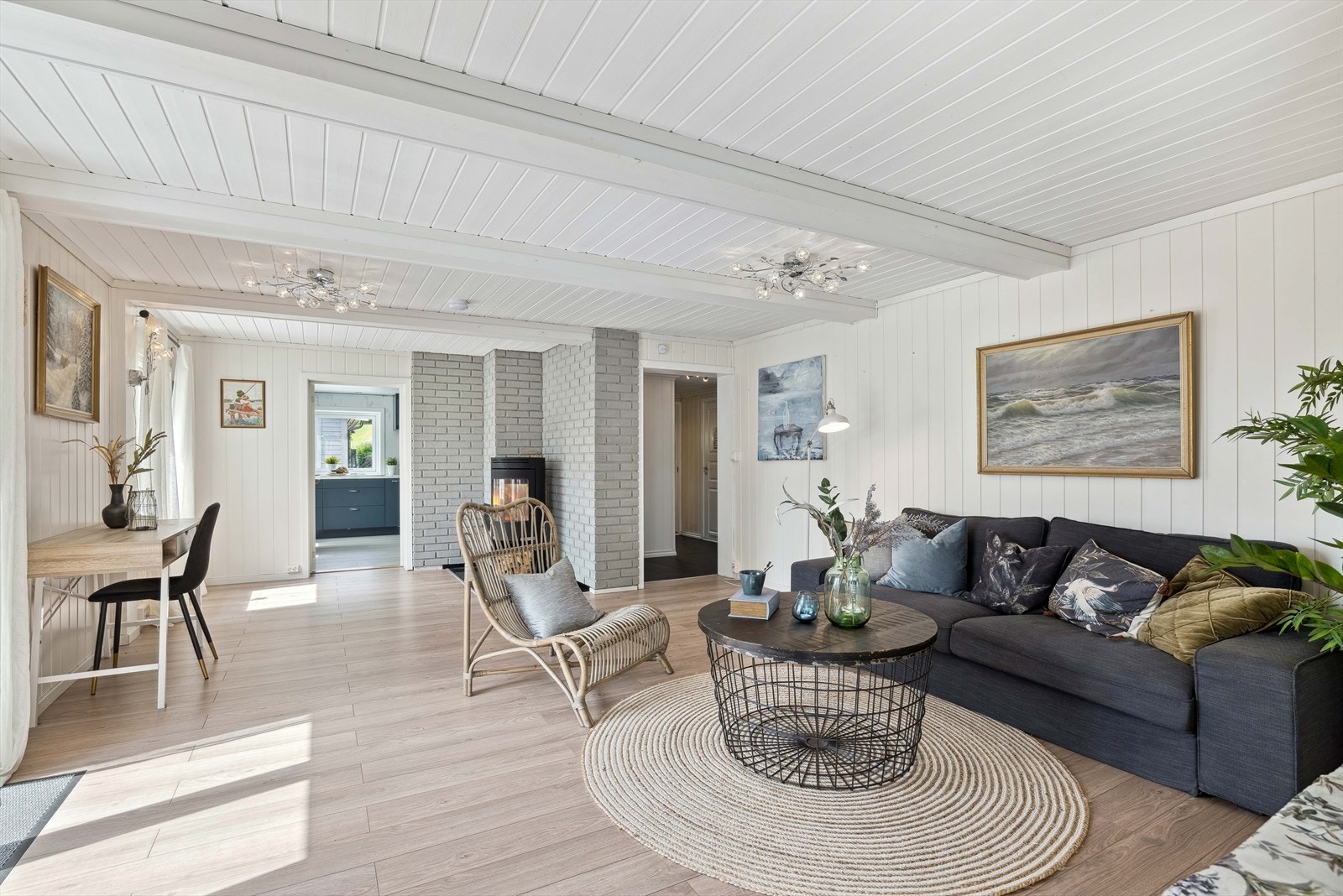 Her er det montert en peisovn som gir både hygge og varme på kalde dager. Galleribilde