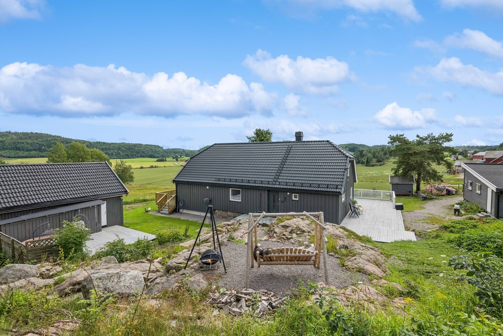 En idyllisk eiendom hvor dere oppfylle alle drømmene dere har om å bo på landet men samtidig ha kort vei til E18, Tønsberg, Stokke, Sandefjord og Larvik. Galleribilde