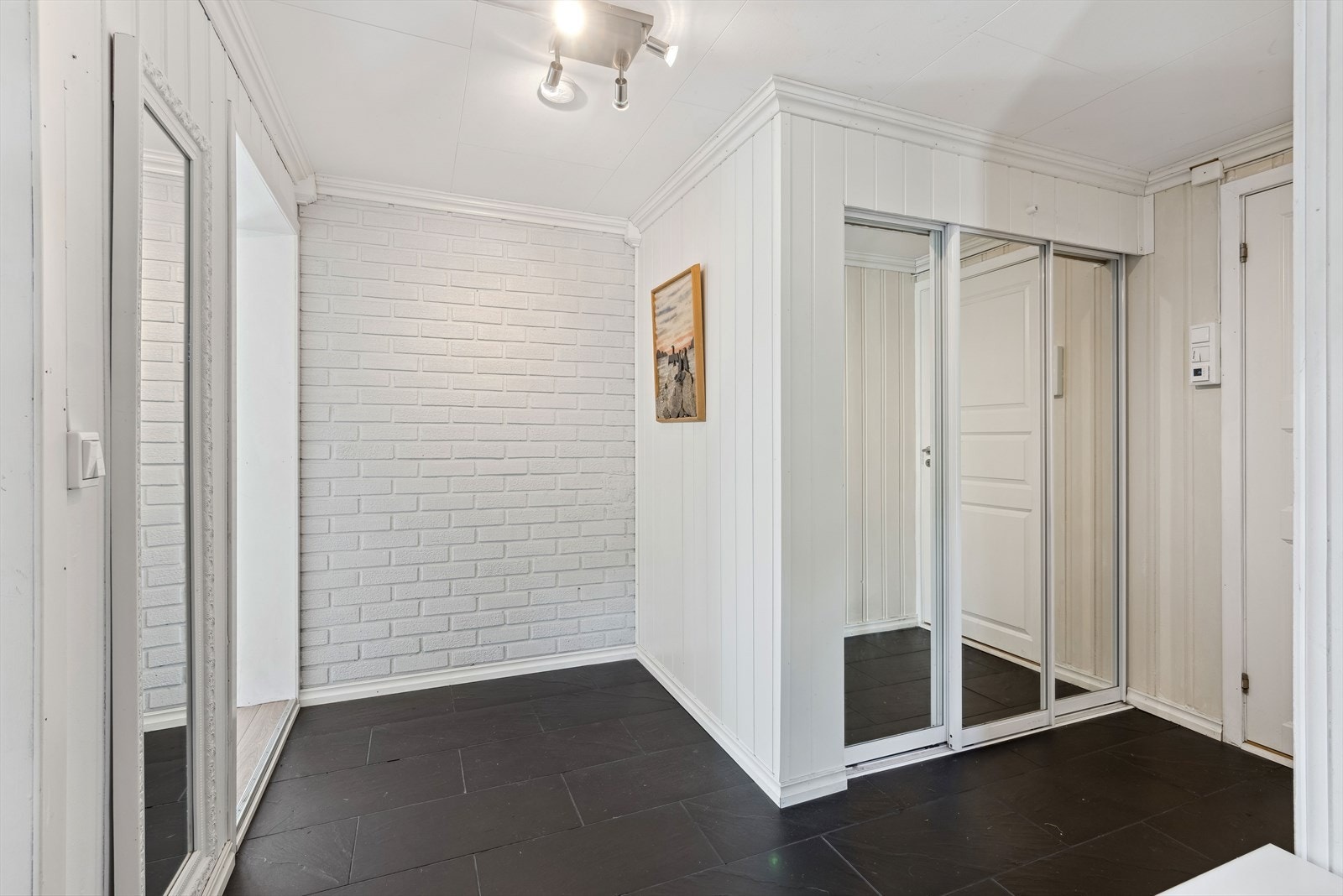 Her er det godt plass til å oppbevare ytterklær og sko i et stort garderobeskap. Galleribilde