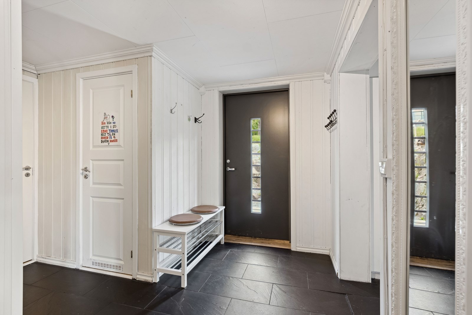 Du ønskes velkommen inn i en romslig entré. Galleribilde