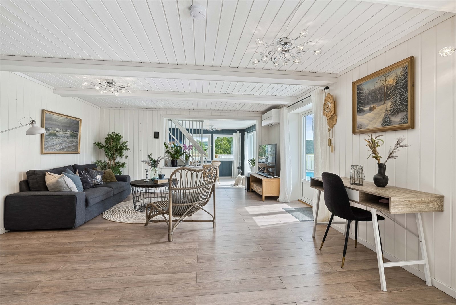Stuen er lys og trivelig med plass til flere møbleringsmuligheter for å skape den stuen du selv ønsker. Galleribilde