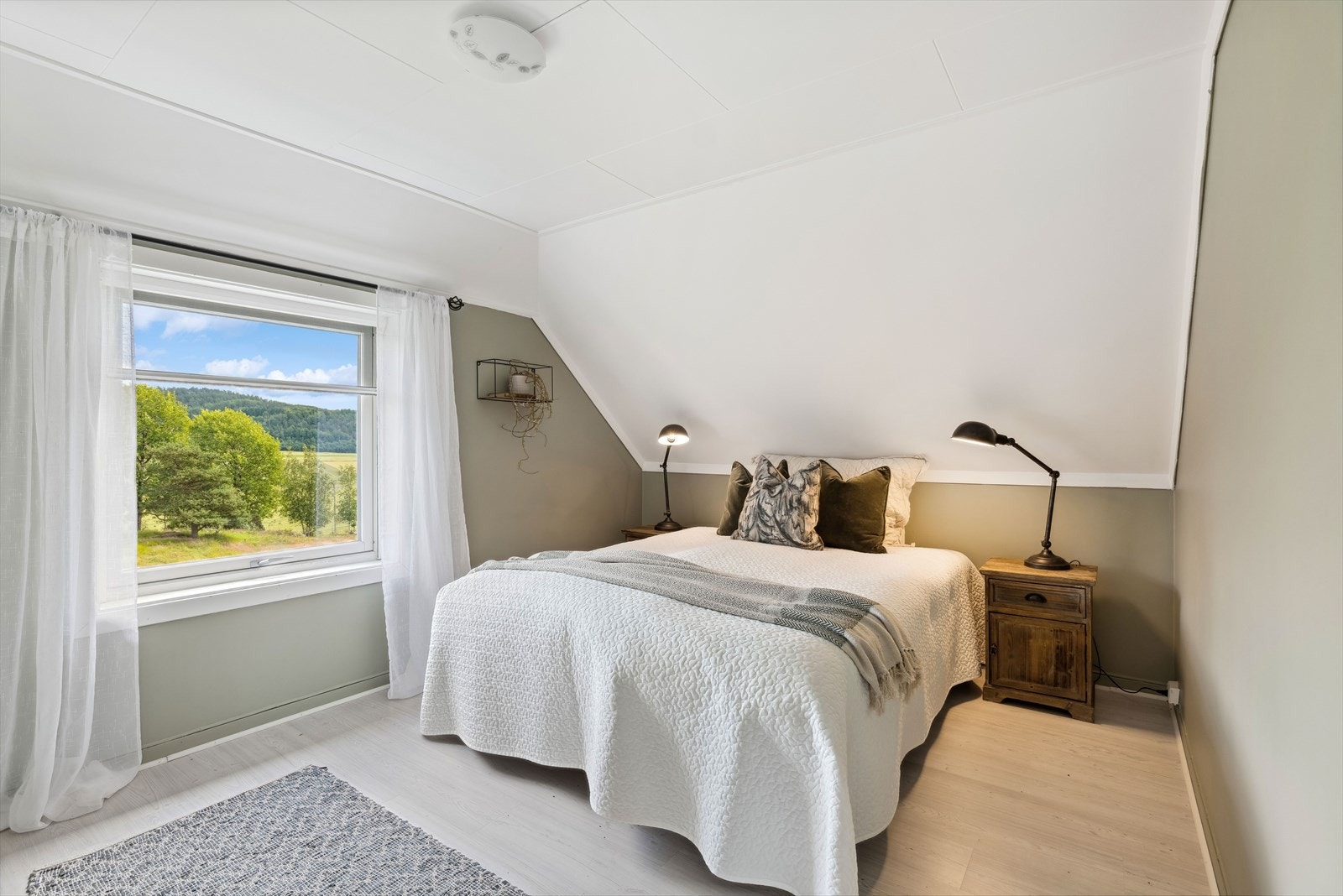 Boligen byr på romslige soverom med god plass til dobbeltseng og tilhørende møblement. Galleribilde