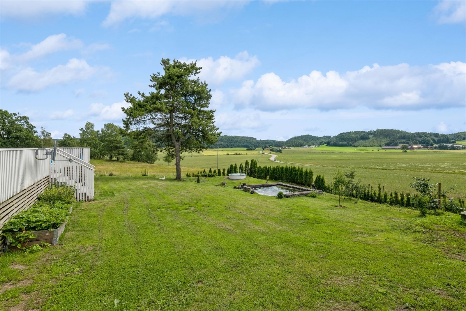 Her er det bygget opp en andedam med gamle takstein fra hovedbygningen og bassengduk med propp. Galleribilde