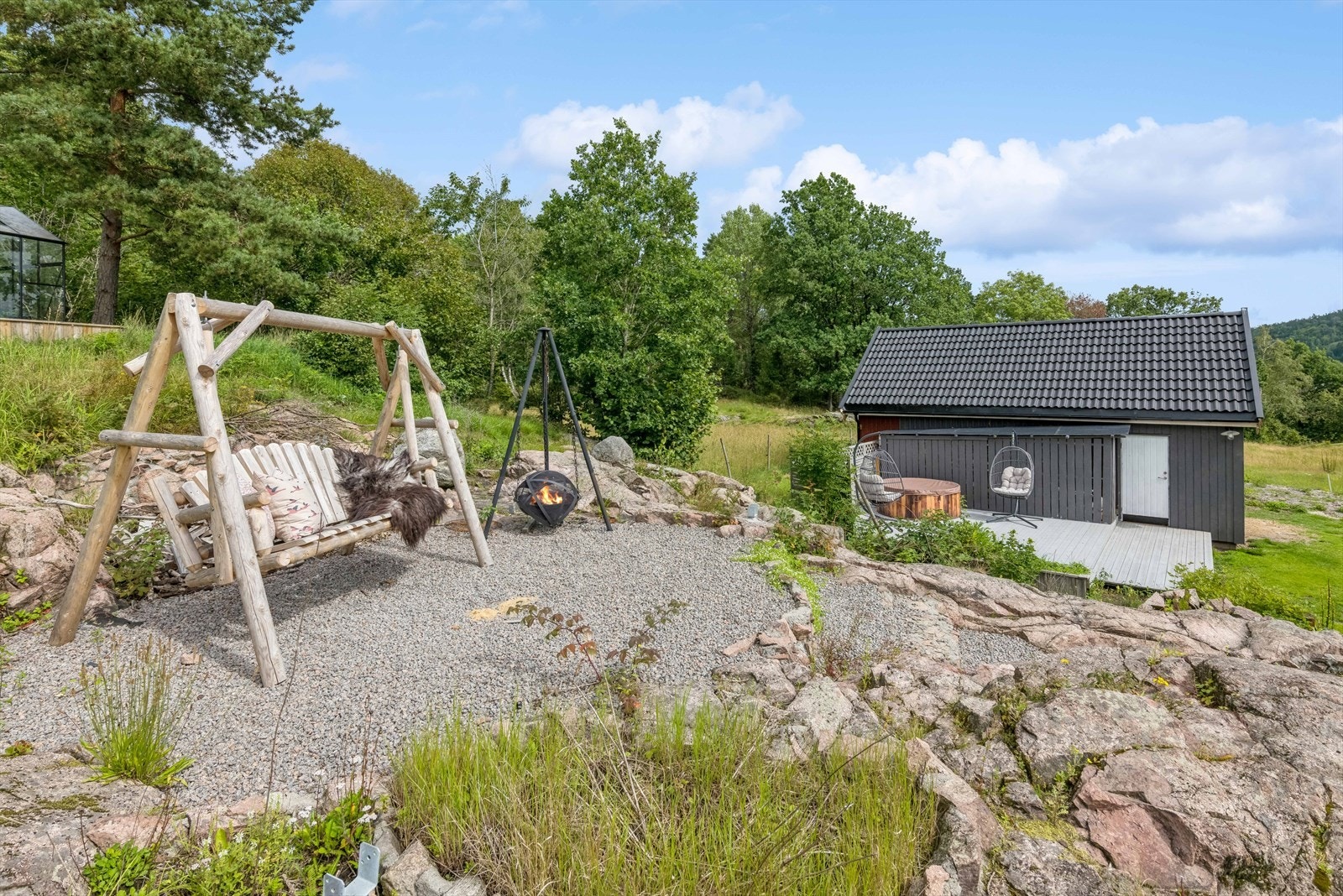 På vei opp til paddocken er det en herlig sittesone med benk og grillplass. Galleribilde