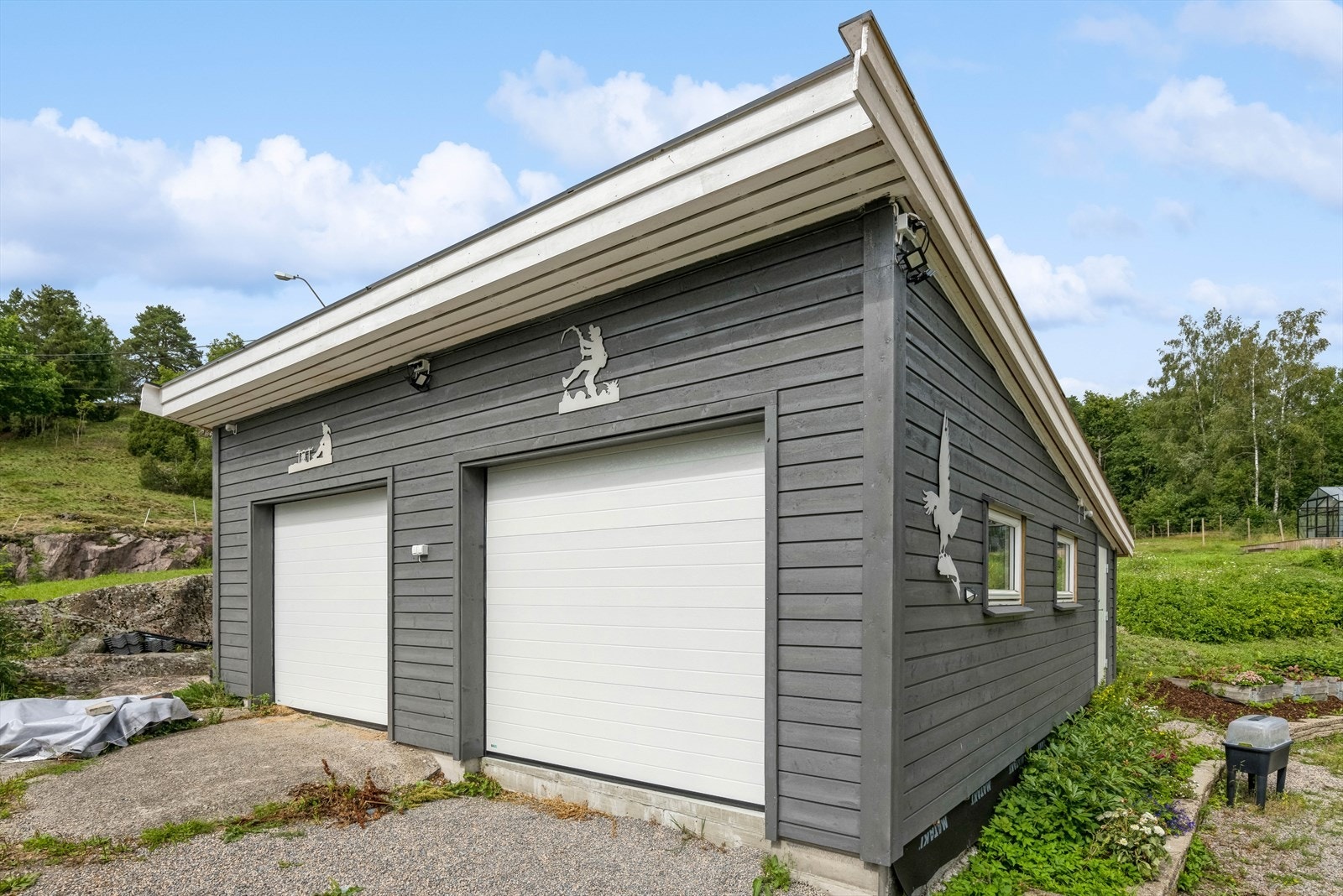 Parkering i dobbelgarasje, samt at det er gode parkeringsmuligheter på egen tomt. Galleribilde