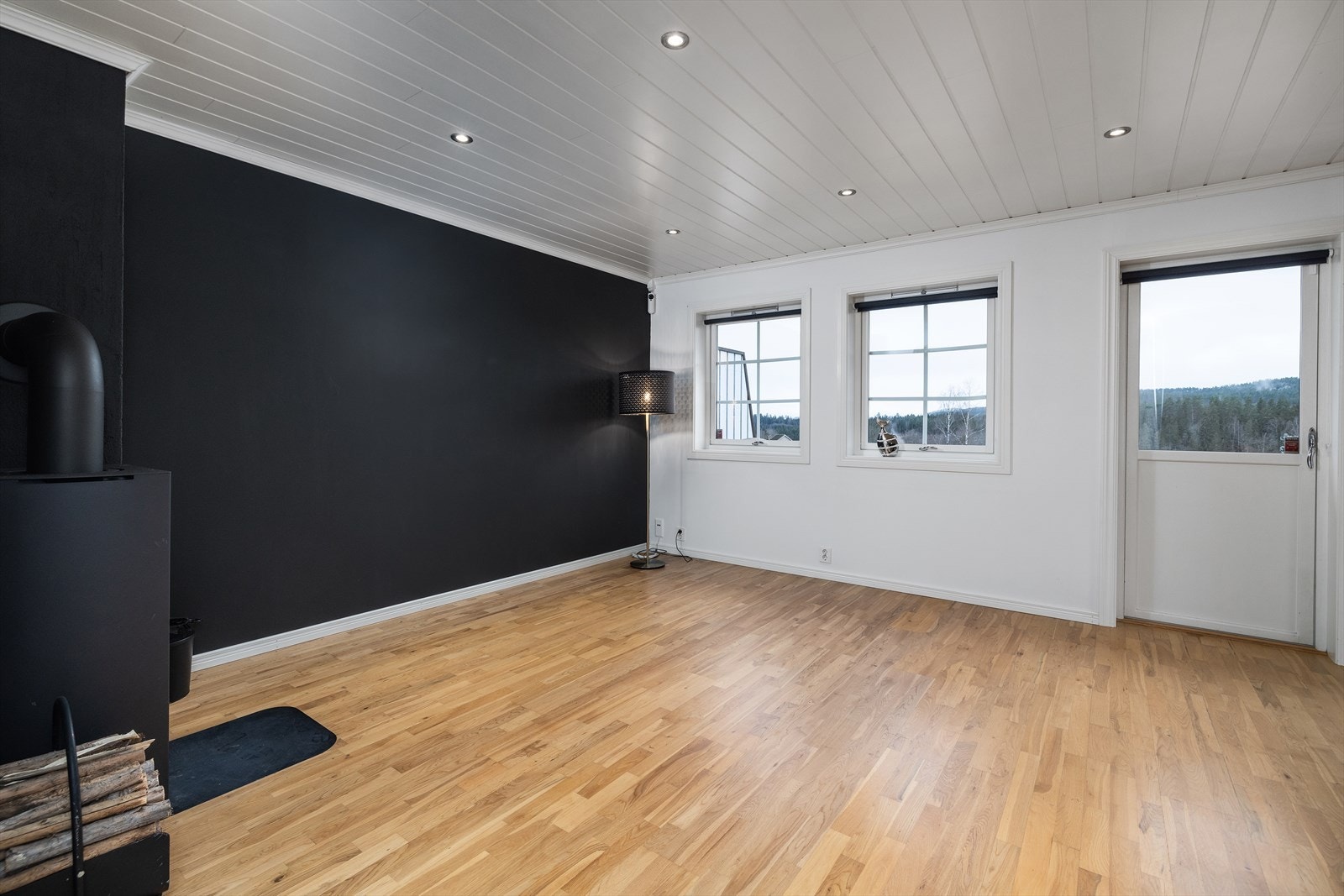 Det er installert en vedovn som sikrer god varme på kalde dager, og downlights i tak gir god belysning. Galleribilde