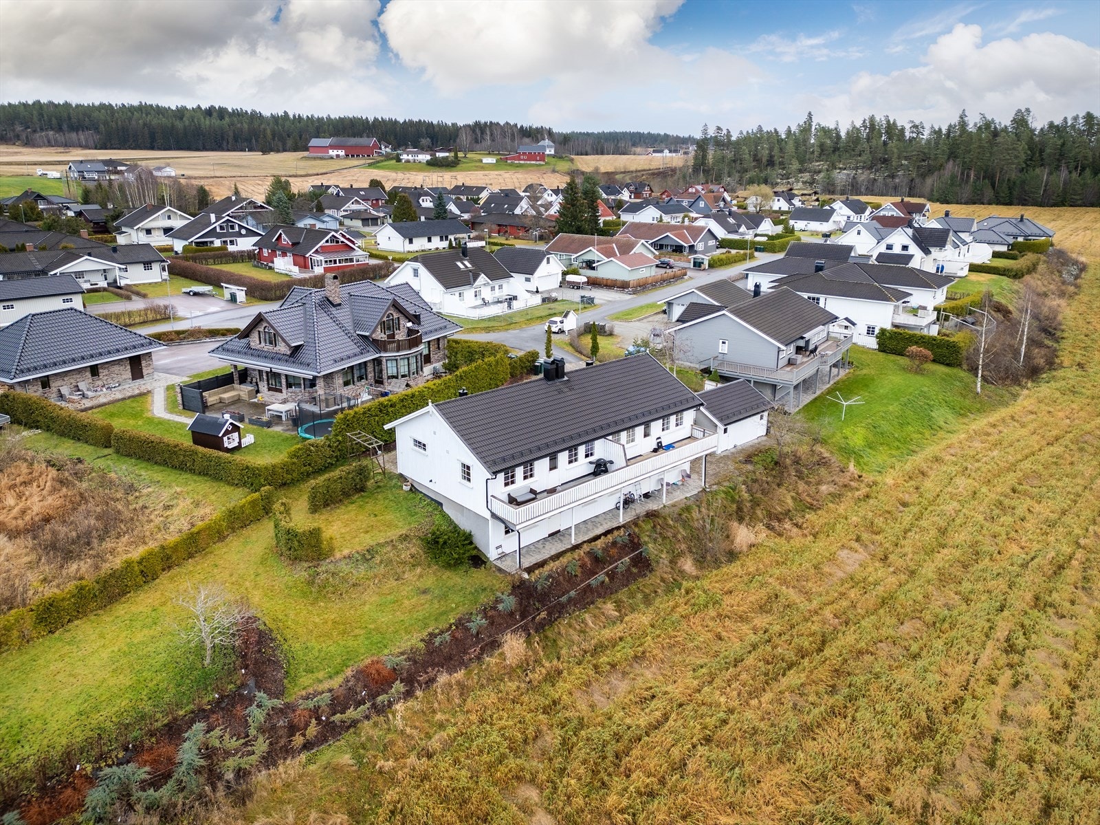 Boligen har en fin internbeliggenhet på feltet, og grenser mot dyrket mark på nedsiden av boligen - dette gir mer privatliv, bedre solforhold og finere utsikt! Galleribilde