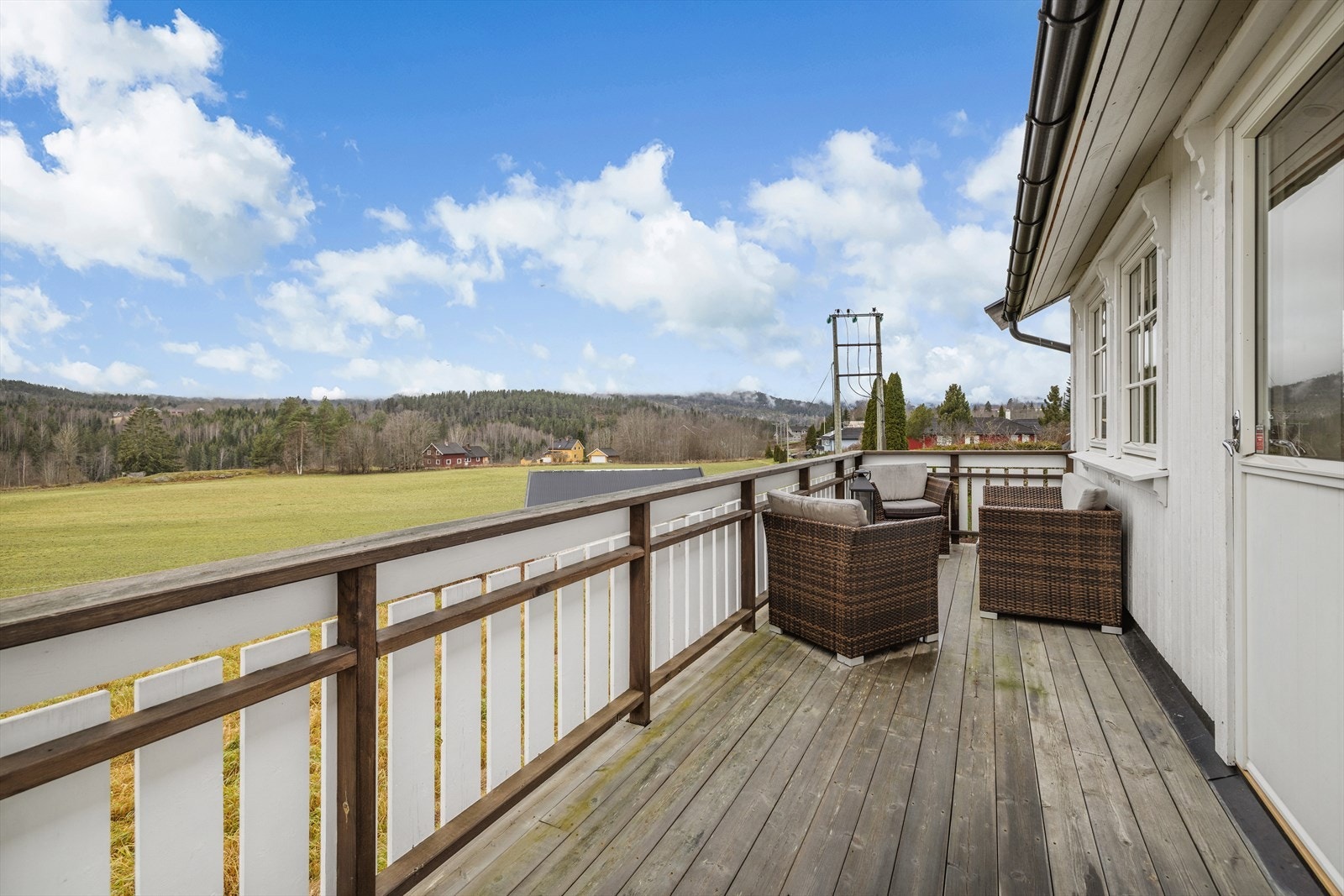 På terrassen har man gode solforhold og plass til både sittegruppe og grill. Galleribilde