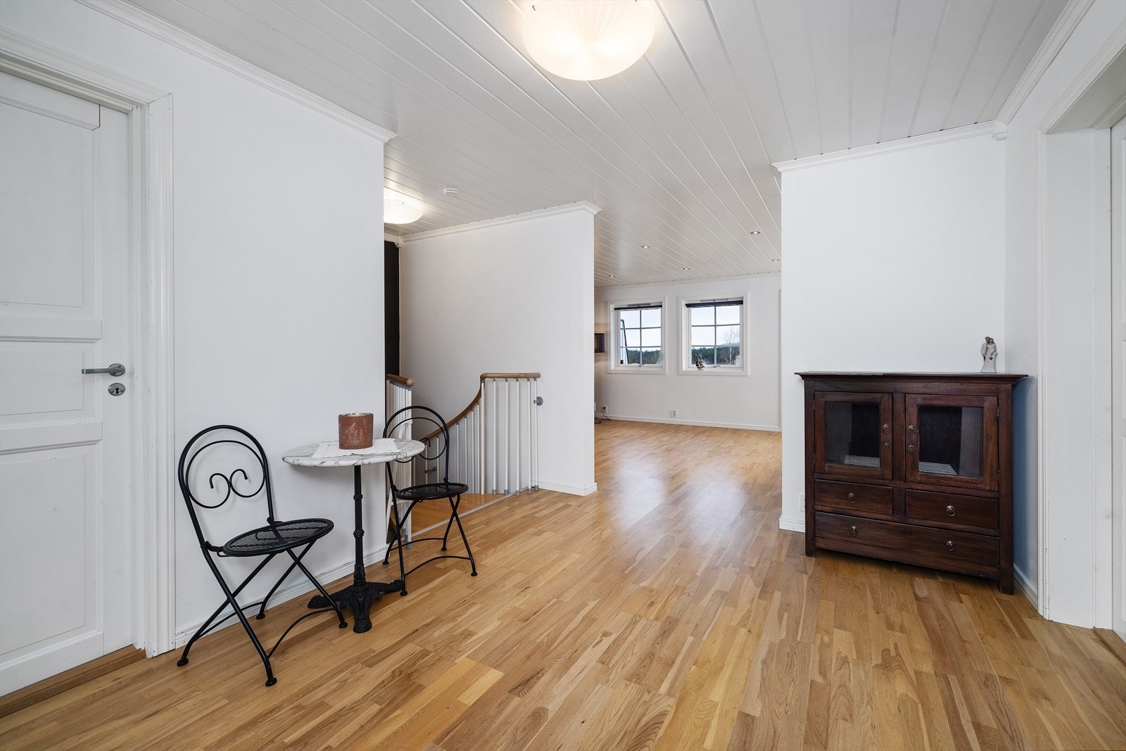 Her er det gode muligheter for oppheng og oppbevaring av yttertøy og sko. Galleribilde