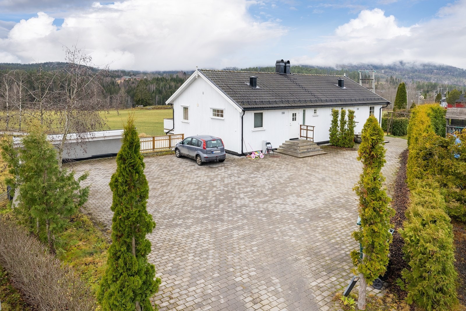 Det er tinglyst rett til 1 parkeringsplass på naboens eiendom, samt bruksrett til bod. Galleribilde