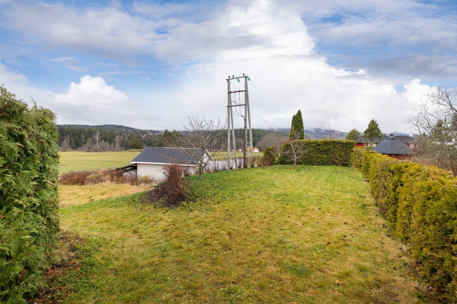 I hagen er det boltreplass for hele familien. Galleribilde