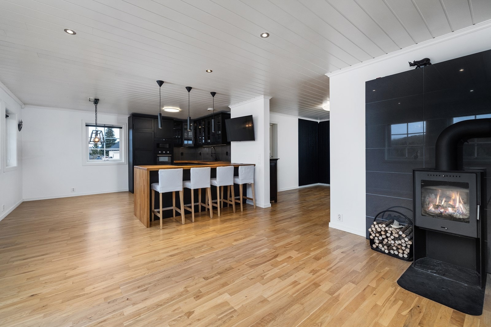 Dette er et hyggelig allrom med plass til å samle familie og venner. Galleribilde