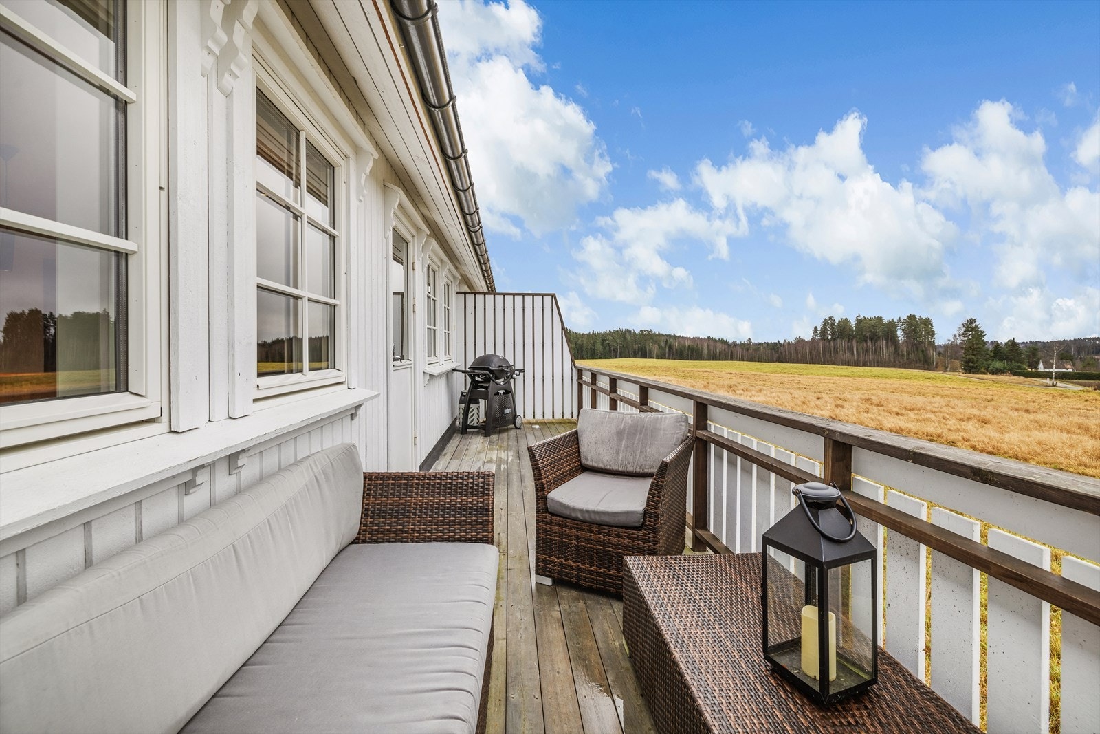 Med utgang fra stue har man en terrasse med fritt utsyn over nærområdene. Galleribilde