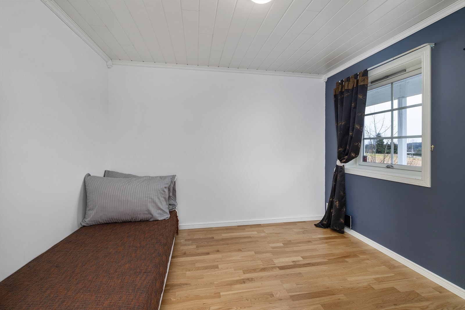 Soverommet i 1. etasje er perfekt som hovedsoverom, mens de to andre er supre som barnerom, gjesterom eller kontor. Galleribilde