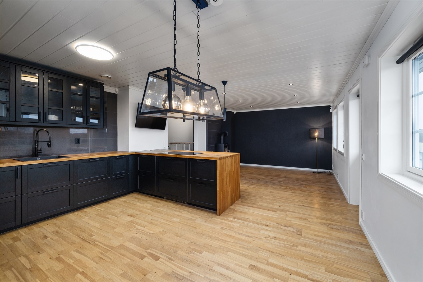 Innredningen har integrerte hvitevarer som kjøleskap, stekeovn, micro, oppvaskmaskin og platetopp med integrert ventilator. Galleribilde