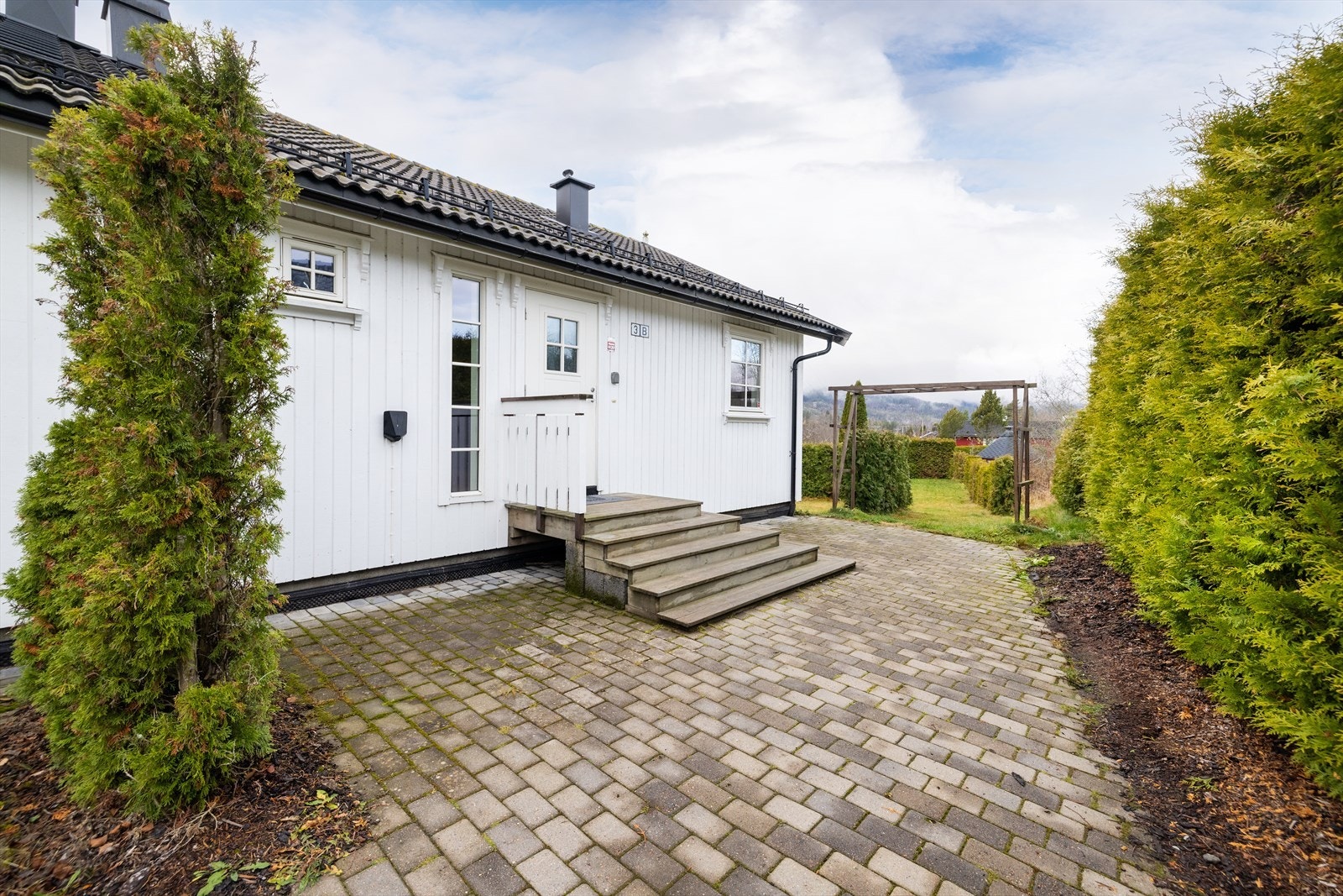 Boligen har et hyggelig og fint opparbeidet inngangsparti med belegningsstein. Galleribilde