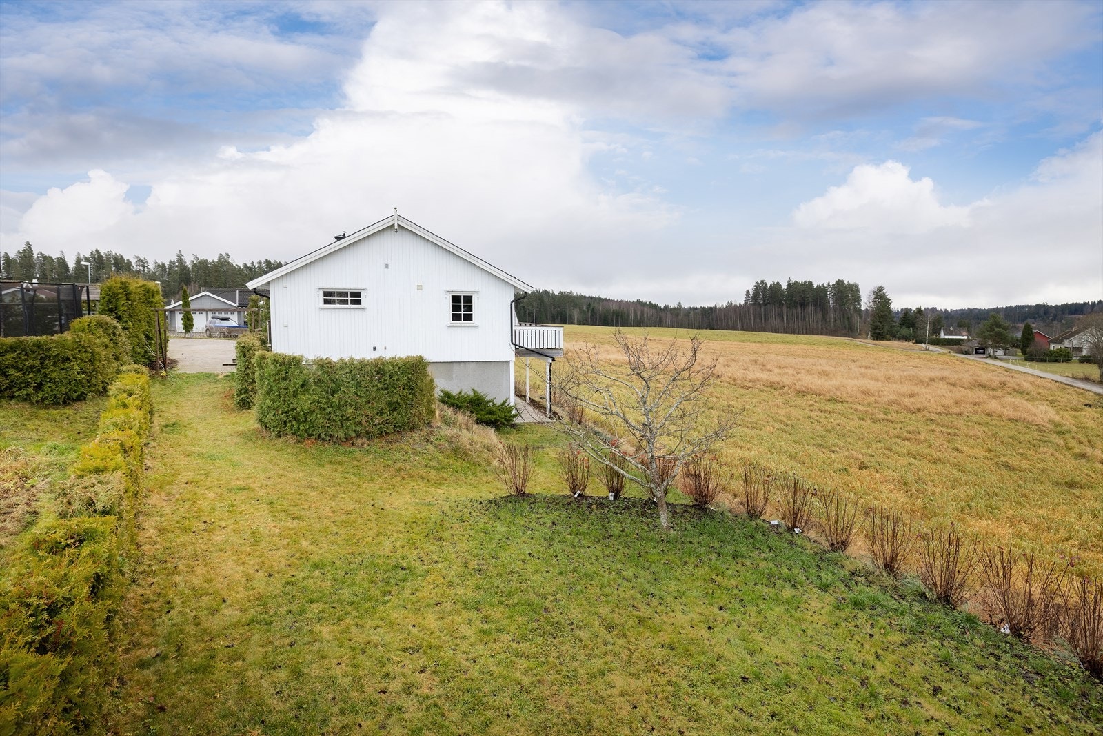 Boligen ligger fint til i utkanten av boligfeltet og har en skjermet beliggenhet. Galleribilde
