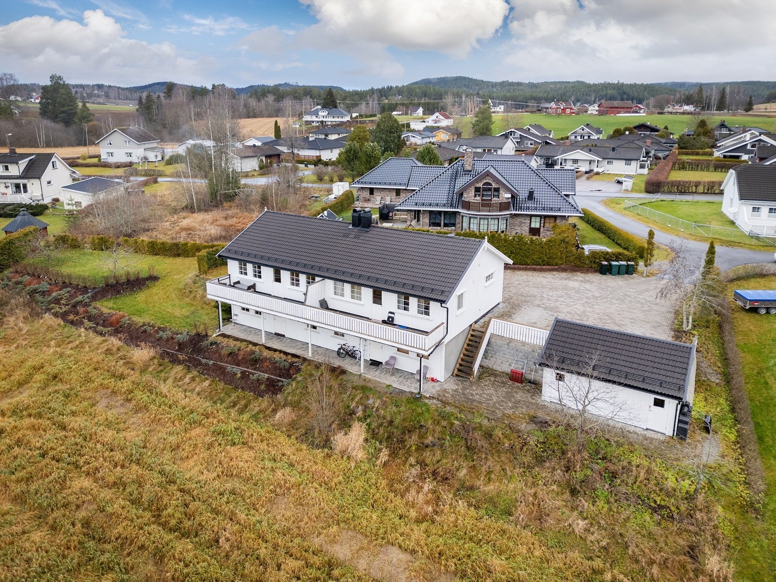 En velholdt og oppgradert halvpart av en tomannsbolig, beliggende i et barnevennlig og populært boligområde på Sysle. Galleribilde