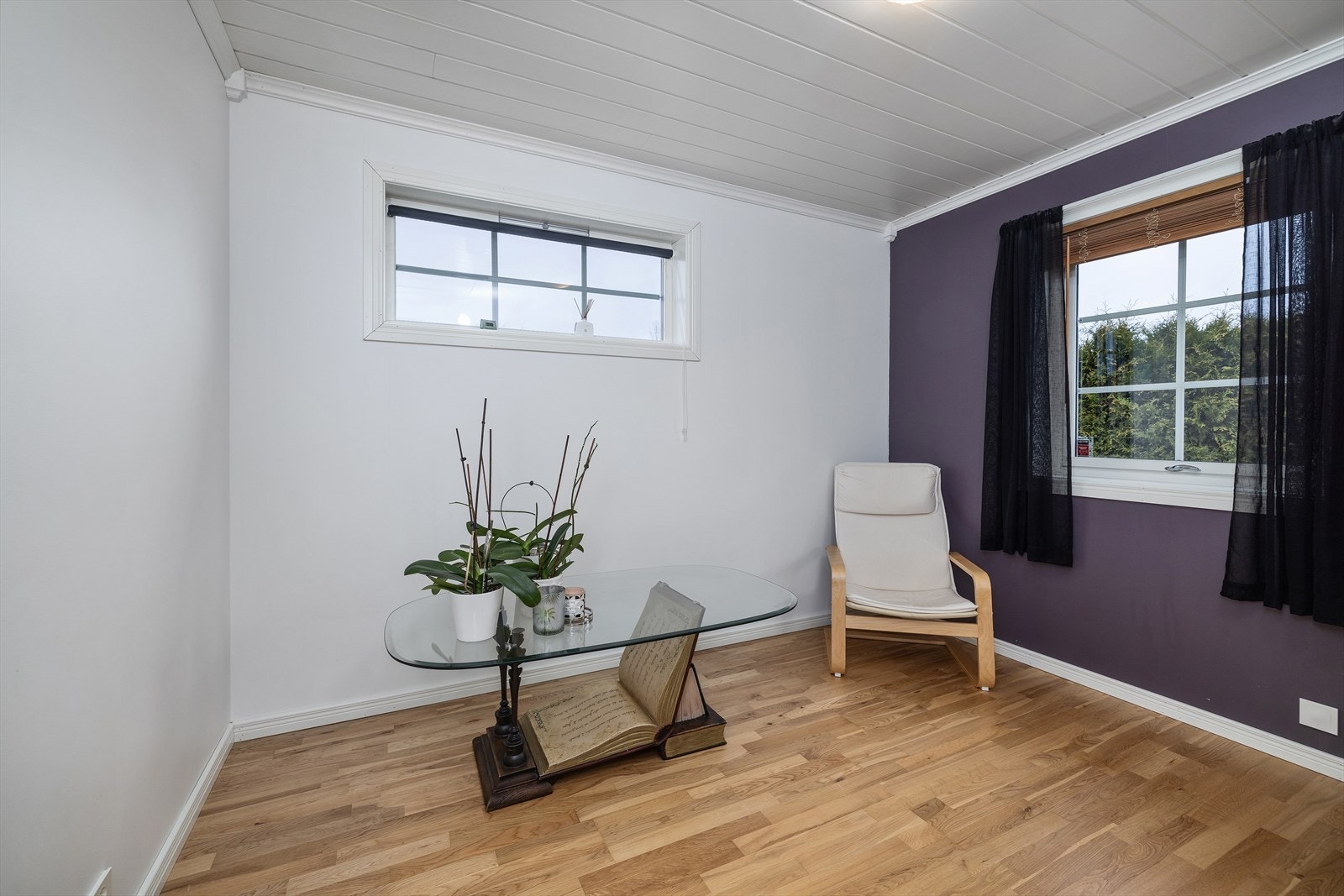 Et av soverommene ligger i 1. etasje, mens resten ligger i underetasjen. Galleribilde