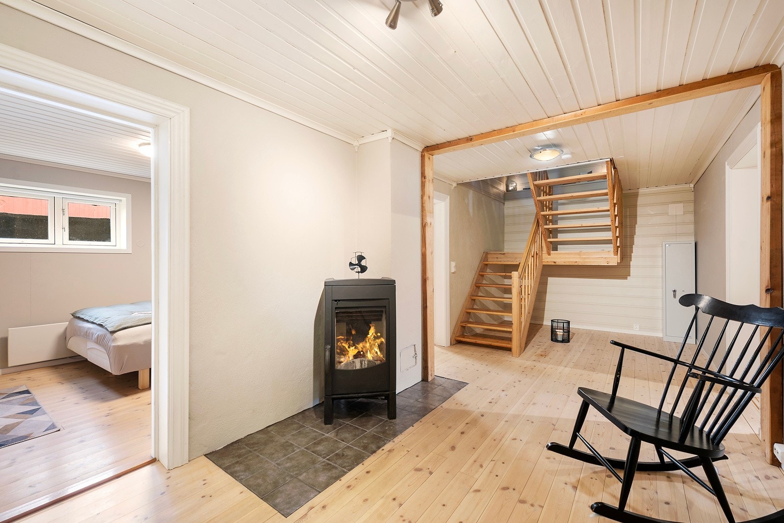 Trapperommet i underetasjen har vedovn for god varme i etasjen Galleribilde