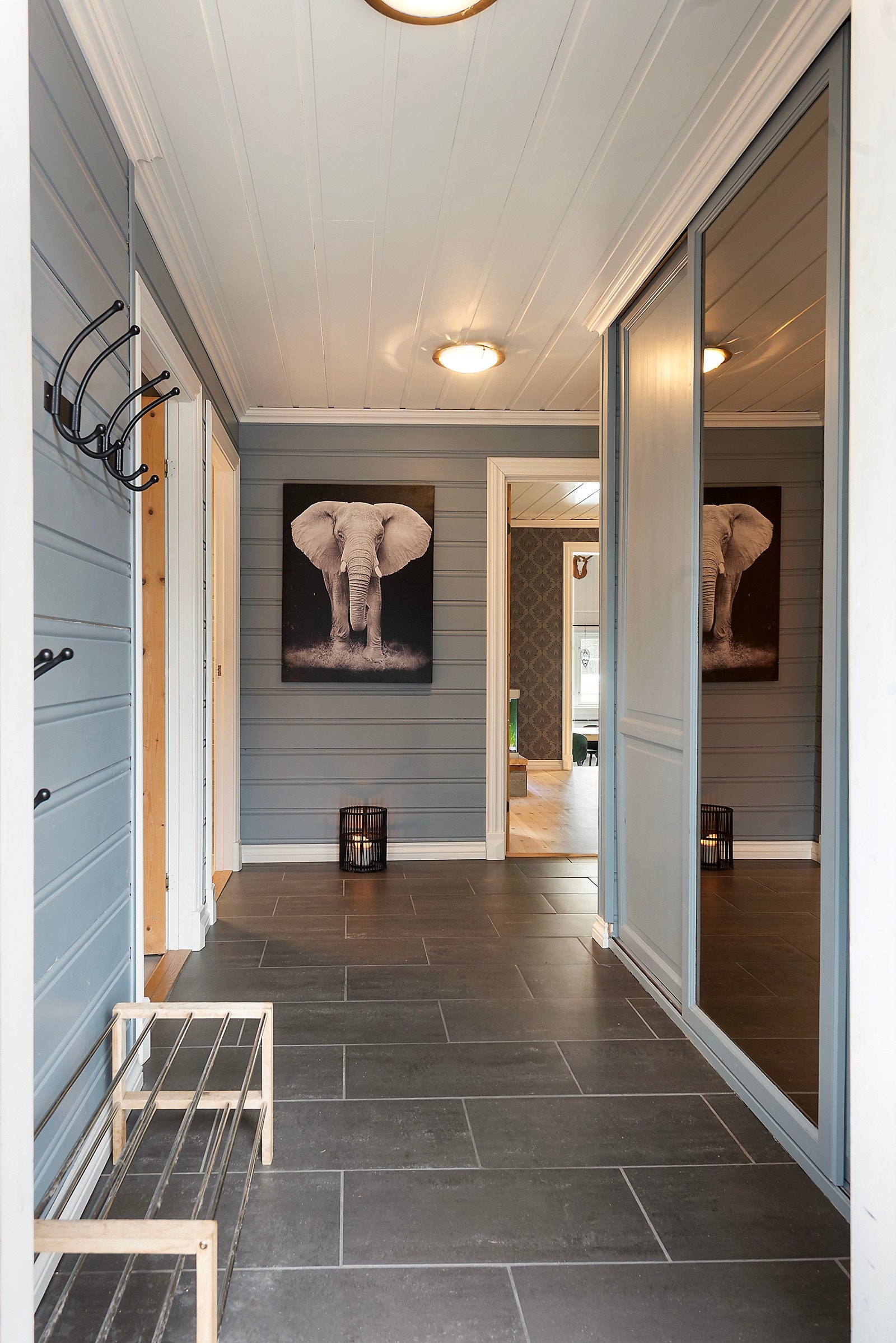 Boligen har en fin og åpen planløsning og hele 5 soverom - Velkommen inn! Galleribilde