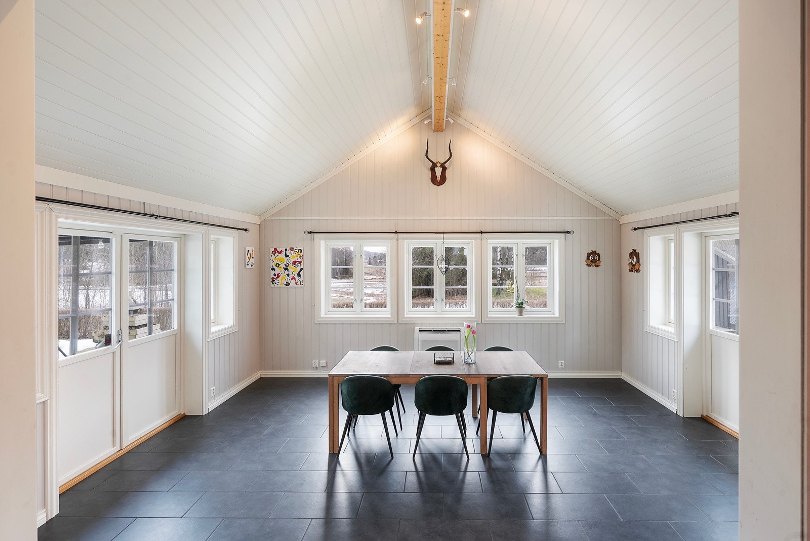 Her har du et stort og lyst rom med flislagt gulv, varmepumpe og god takhøyde Galleribilde