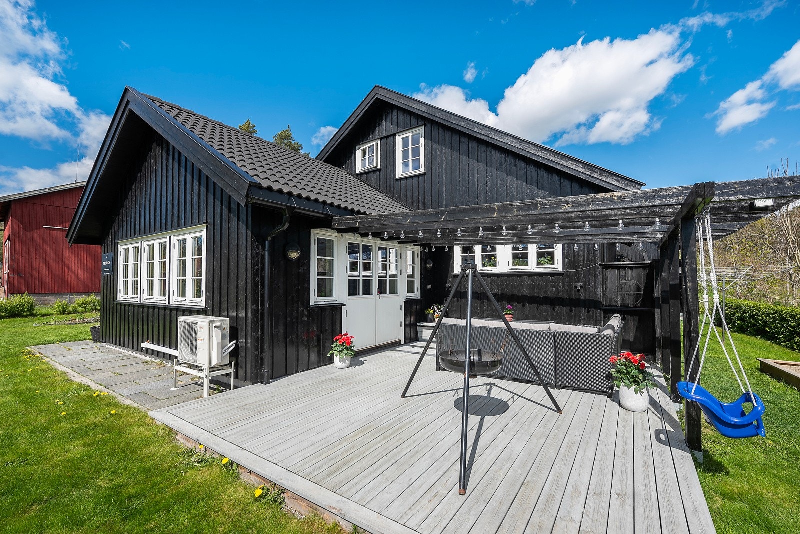 Med utgang fra spisestuen kommer du til deilig terrasse på 54 m2 Galleribilde