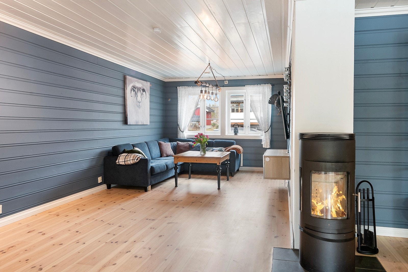 Vedovnens sentrale plassering i rommet bidrar både med en god fordeling av varmen, men er også et fint blikkfang Galleribilde
