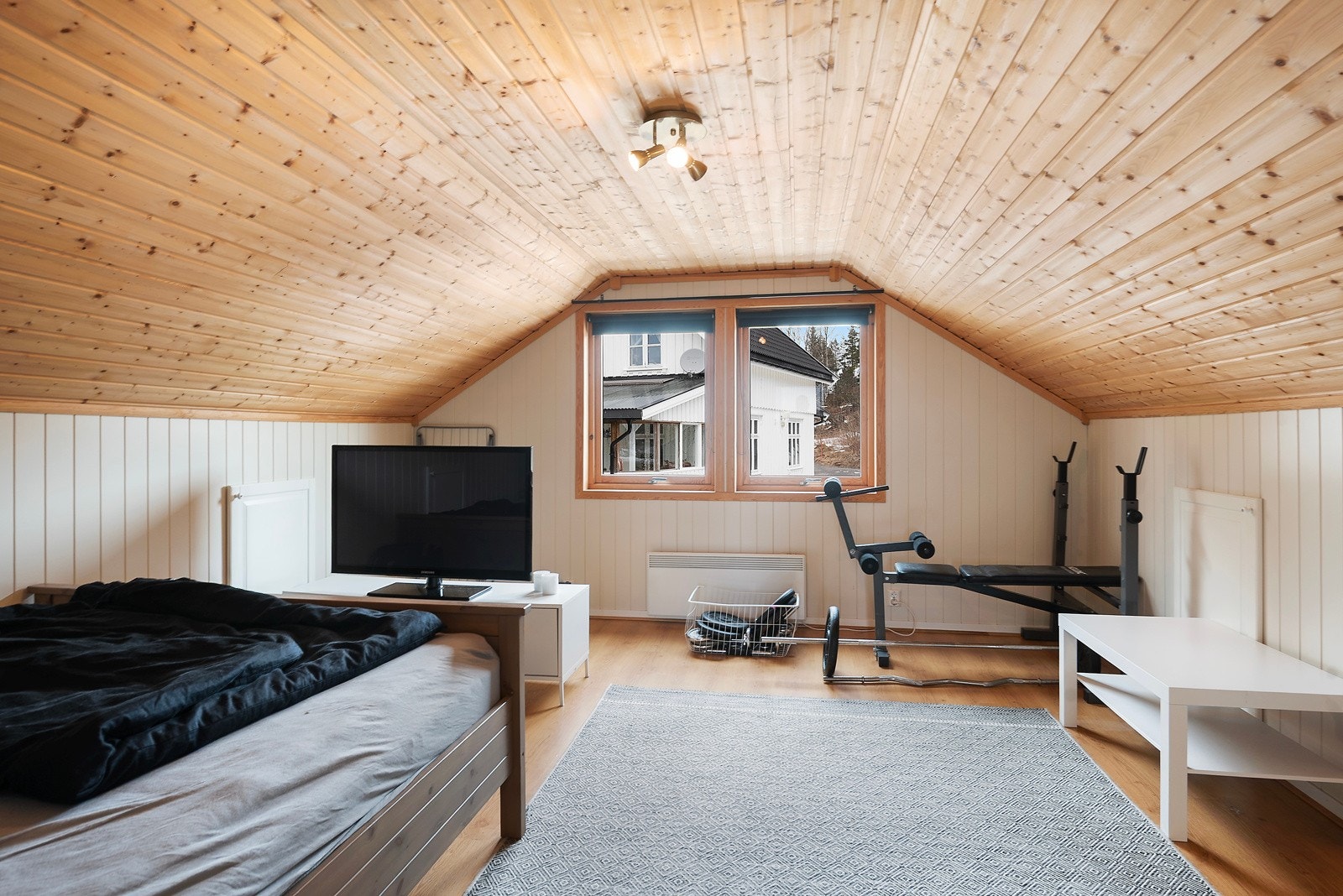 I 2.etasje av garasjen er det et disponibelt rom. Det gjøres oppmerksom på at dette ikke er godkjent for varig opphold Galleribilde