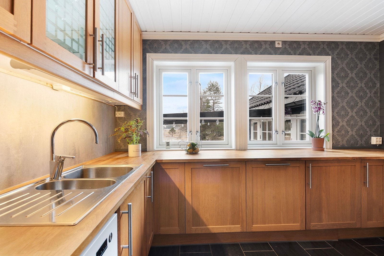 Vinduene ut mot terrassen slipper inn godt og naturlig lys i tillegg til det ekstra lyset under overskap Galleribilde