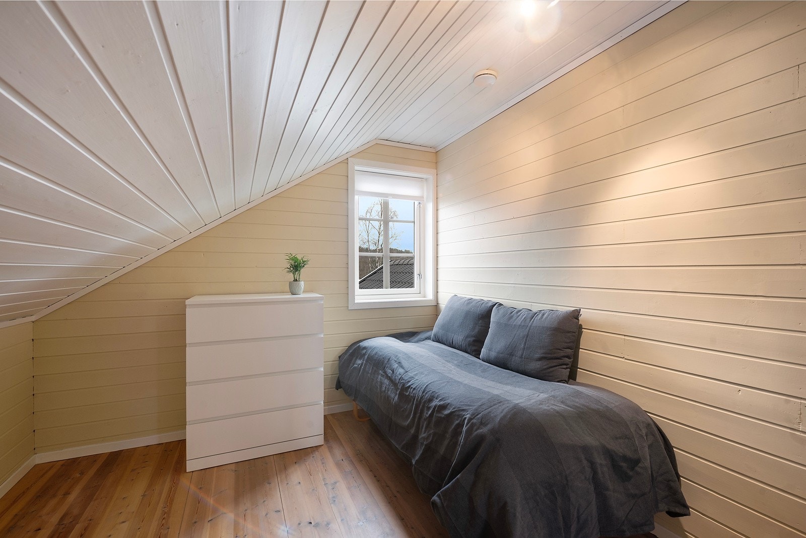 De 2 soverommene i denne etasjen har tilnærmet lik størrelse Galleribilde