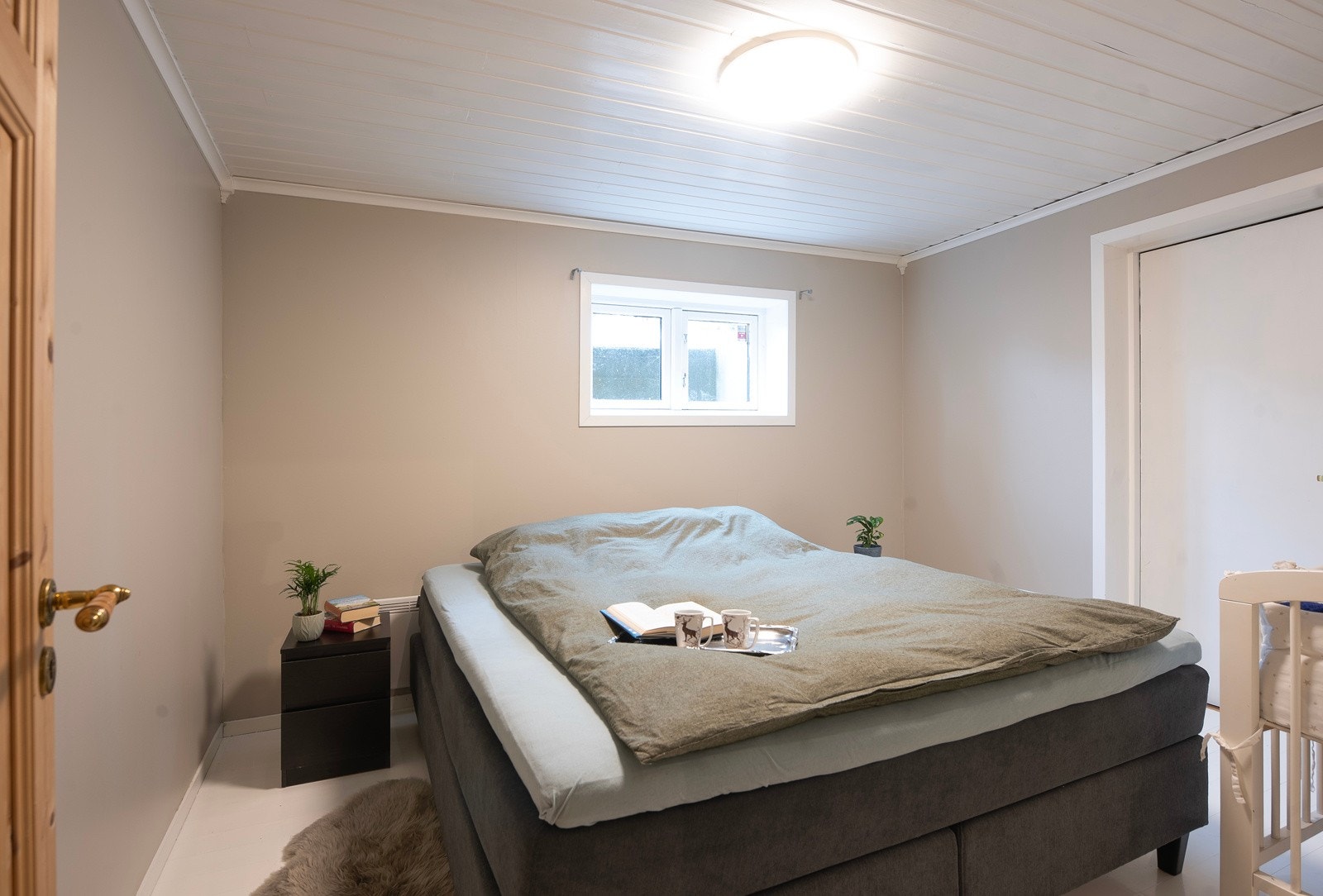 Fra det ene soverommet er det dør til utvendig trapp som tar deg opp til inngangspartiet Galleribilde