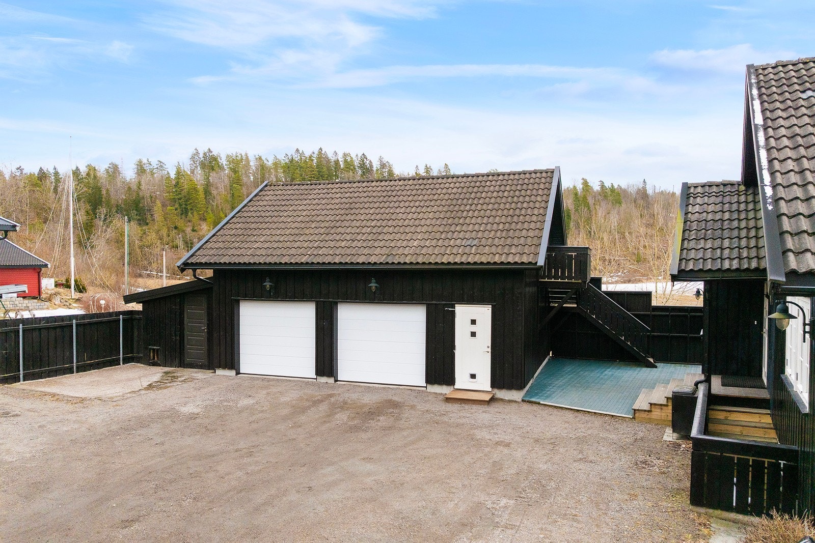 I tillegg til god parkeringsplass i innkjørsel har du god plass til parkering og lagring i dobbel garasje Galleribilde