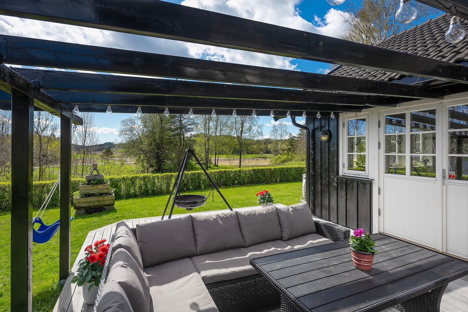 Her har du en koselig pergola definerer deler av uteplassen og gir deg en egen seksjon på terrassen Galleribilde