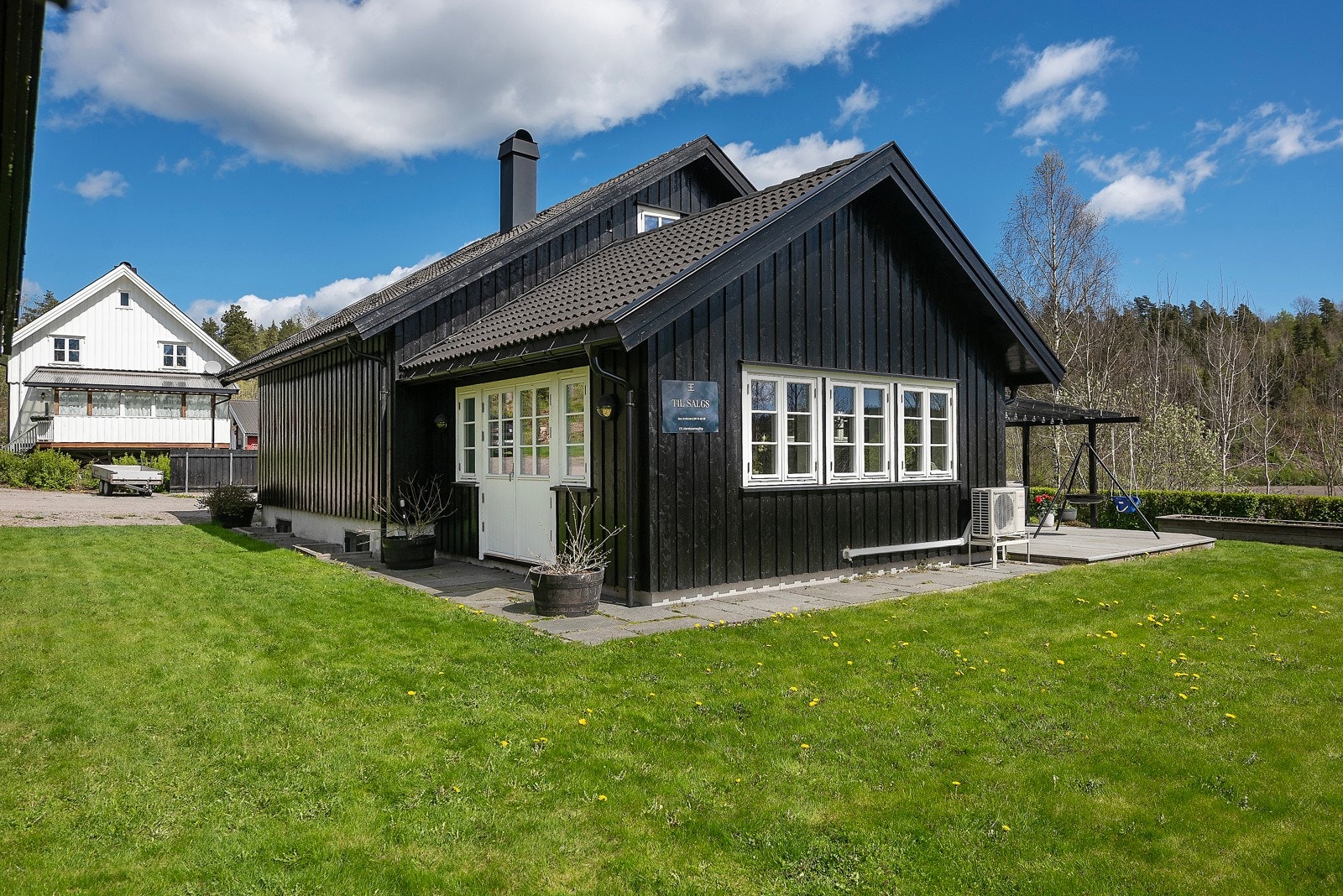 Det er utgang til hage og uteplass fra begge sider av spisestuen Galleribilde